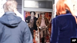 Portret al fondatorului Institutului Sundance, Robert Redford, în stânga, și al colegului său de distribuție din „Butch Cassidy and the Sundance Kid”, Paul Newman, în galeria de artă Pando Fine Art, în ziua de deschidere a Festivalului de Film Sundance 2024, joi, 18 ianuarie 2024