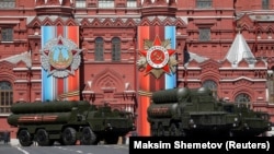 Військова техніка (комплекси С-400) на Красній площі в Москві, архівне фото, 2017 рік