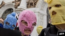 Учасники сьогоднішньої акції на підтримку заарештованих учасниць панк-групи Pussy Riot