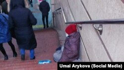 Акмаралдын тилемчилик кылып отурганы тууралуу алгач жарандык активист Умай Арыкова соцтармакка жазып, сүрөтүн чыгарган.