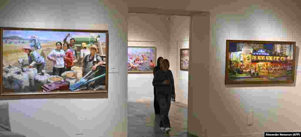 Відвідувачі виставки в Москві.Реакція росіян на виставку була неоднозначною: хтось тонко критикував хвалькуватість картин, а один із молодих відвідувачів сказав журналісту, що, на його думку, союз Москви і Пхеньяна буде недовготривалим і проіснує «лише до кінця війни в Україні»