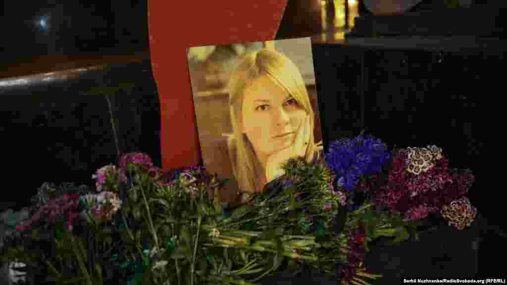 Деякі люди принесли квіти