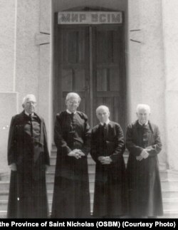 Василіяни в Імстичівському монастирі після виходу з підпілля, 1991 рік. Павло Мадяр другий ліворуч