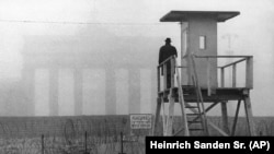 Poarta Branderburg, în spatele Zidului Berlinului, la un turn de observație, în noiembrie 1961, cu 28 de ani înainte de prăbușirea simbolului Cortinei de Fier și a regimurilor comuniste