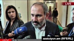 Никол Пашинян журналисттерге маалымат берүүдө. 30-апрель, 2018-жыл. 