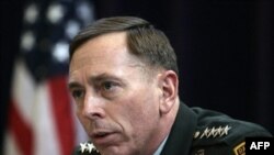 ژنرال ديويد پتراوس، فرمانده نيروهای نظامی آمريکا می گویدعراق از خطر وقوع يک جنگ داخلی فاصله گرفته است.