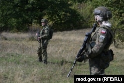 Vojnik Srbije i pripadnica misije Kfor u patroli kod Kuršumlije, septembar 2024.