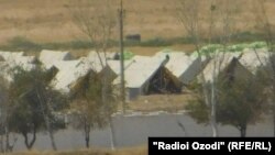 Куляб аэропортуна чукул жердеги убактылуу качкындар лагери. 