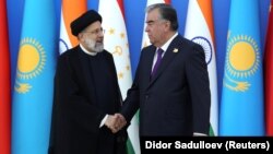 Президент Ирана Ибрахим Раиси с лидером Таджикистана Эмомали Рахмоном  