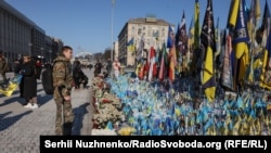 Украинцы отдают дань памяти погибшим воинам. Майдан Незалежности в Киеве, 24 февраля 2025 года. Иллюстративное фото