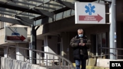 Мъж с предпазна маска за лице излиза от централния вход на УМБАЛ "Царица Йоанна - ИСУЛ"
