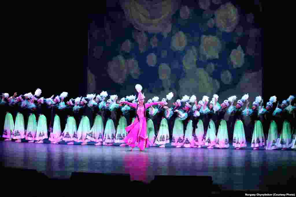 Каныкей с подругами в саду