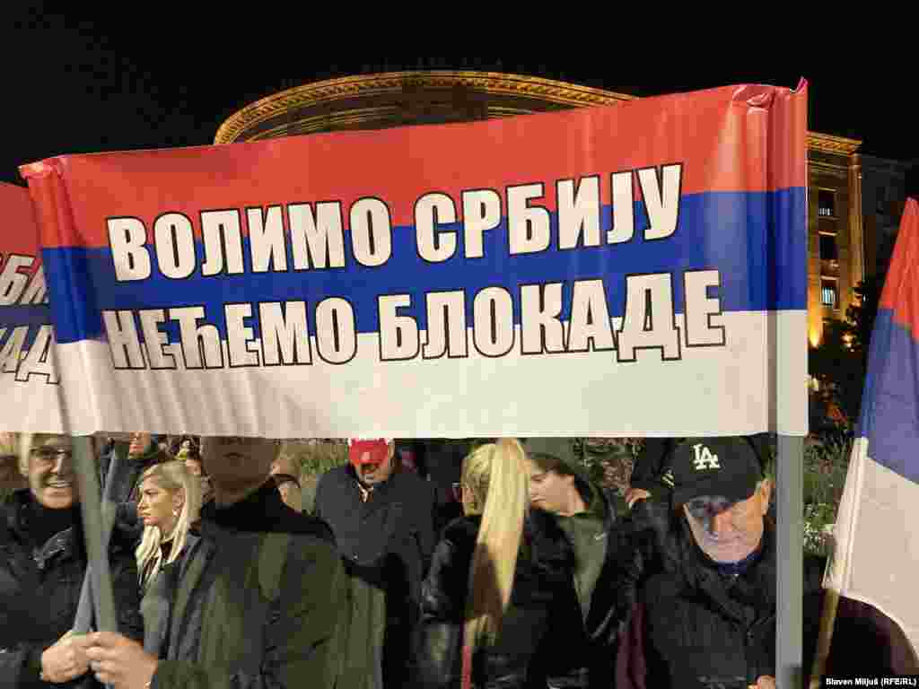 Iz kampa pristalica vlasti tokom večeri sa razglasa odjekivale su nacionalističke pesme.
