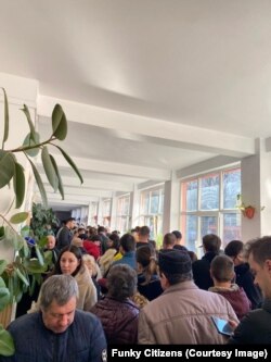 Alegeri prezidențiale turul 1, 24 noiembrie 2024 – coadă la vot la Colegiul Național „G. Moisil” din București