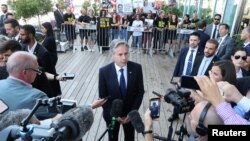 آنتونی بلینکن، وزیر خارجه ایالات متحده، در حال گفتگو با خبرنگاران پس از دیدار با خانواده‌های گروگان‌های اسرائیلی در روز سه‌شنبه