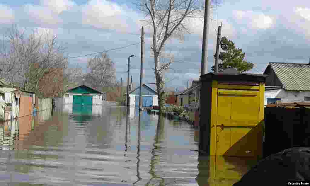Отырған мекенінен асығыс көшкен тұрғындар үйдегі мал-жанды ғана алып шығуға үлгергендерін айтады.