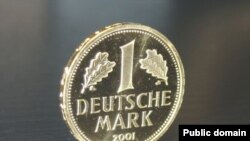 Predratna devizna štednja uglavnom je bila u dolarima i tadašnjim njemačkim markama.