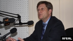 АКШ президентинин өкүлү М. Макфол "Азаттыкта" мейманда. 2010-жылдын 6-майы. 