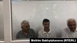 АЭС референдумы қарсаңында ұсталған белсенділер соты. Солдан оңға қарай: Жанат Қазақбай, Айдар Мүбәраков және Фазылжан Сыздықов. Алматы, 26 тамыз 2025 жыл.