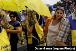 Anca Alexandrescu la un protest organizat de sindicaliștii din domeniul educației și susținătorii acestora în piata Victoriei, în mai 2023.