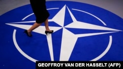 Logoja e NATO-s në selinë e kësaj aleance në Bruksel. Fotografi nga arkivi. 