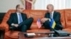 Joe Biden i Arseny Yatseniuk