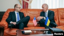 Joe Biden i Arseny Yatseniuk