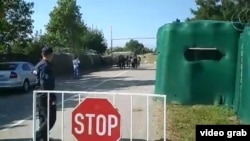 Сегодня около четырех часов дня пятеро молодых людей с походными рюкзаками за спинами проследовали к блокпосту, подконтрольному грузинской стороне