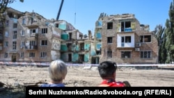 Сльози і розпач: у Києві жалоба за жертвами російської атаки, їх – 25