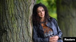 Масих Алинежад е работеща в САЩ журналистка, родена в Иран, която е критична към управлението в Техеран