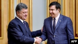Архівне фото: Петро Порошенко (л) вітає щойно призначеного голову ОдОДА Міхеїла Саакашвілі (п), 1 червня 2015 року