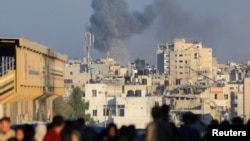 Dim se diže tokom izraelskog zračnog napada u gradu Gaza, 7. jula 2024.