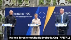 Денис Шмигаль (л) і Андрій Сибіга (п) в новому уряді стали колегами