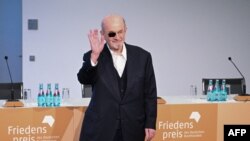Scriitorul Salman Rushdie și-a pierdut un ochi după ce a fost înjunghiat, în timpul unui eveniment care îl avea ca invitat, de către un bărbat.