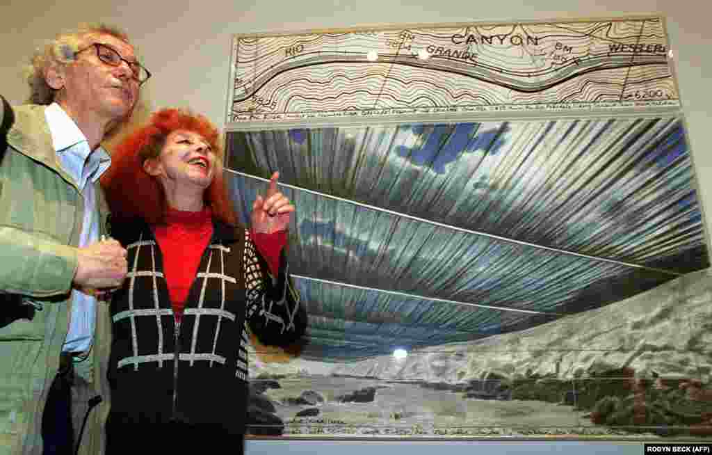 Крісто і його дружина Жанна-Клод обговорюють в січні 2002 року в Національній галереї у Вашингтоні, округ Колумбія, малюнок для своєї роботи &laquo;За рікою: проєкт річки Арканзас, штат Колорадо&raquo;