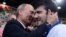 Володимир Путін вітає російського дзюдаїста Тагіра Хайбулаєва з перемогою, Лондон, 2 липня 2012 року