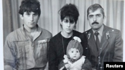 Солдон оңго: Анзор Царнаев, Зубейдат Царнаеванын алдында Тамерлан Царнаев жана Мухамед Сулейманов (Зубейдат Царнаеванын агасы), Махачкала шаарында