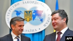 Новый посол России на Украине Михаил Зурабов (слева) и министр иностранных дел Украины Петро Порошенко