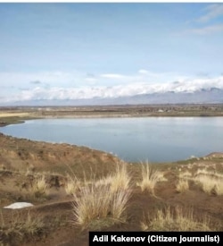 Кош-Дөбөдөгү чакан көл.