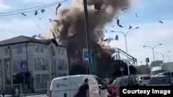 Momentul impactului unei drone rusești cu clădirea Universității De Farmacie din orașul Harkov.