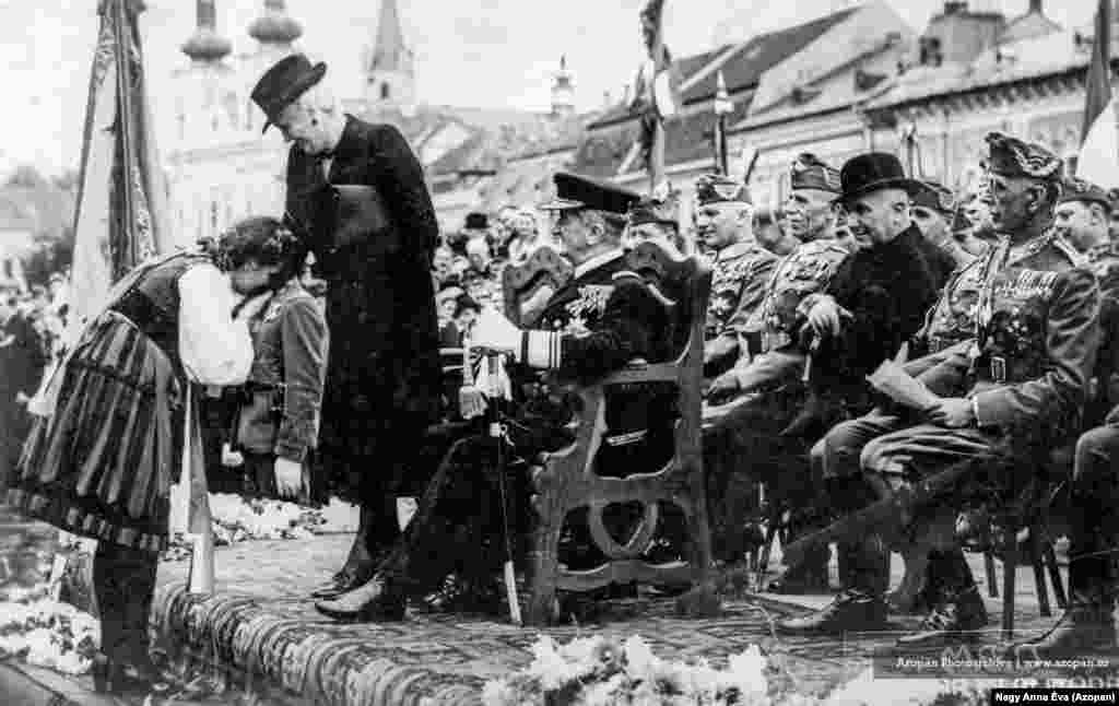 O femeie îi sărută mâna Magdolnei Purgly, soția regentului ungar Miklos Horthy, în timp ce cuplul vizitează Transilvania recent recucerită. &nbsp; &nbsp;