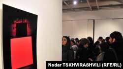 В главном зале Дома Европы в центре Тбилиси проходит акция солидарности с жителями Японии