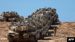 Një konvoj tankesh izraelite vendoset në kufirin e Izraelit me Rripin e Gazës më 16 shtator 2025.