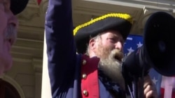 Videón a választási eredmény miatt ünneplő és búslakodó amerikaiak