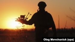 Ілюстраційне фото. Українській військовослужбовець із дроном FPV поблизу лінії фронту в Запорізькій області, 25 вересня 2025 року