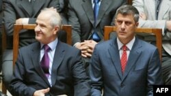 Predsednik i premijer Kosova Fatmir Sejdiu i Hašim Tači sa primercima Predloga ustava na ceremoniji potpisivanja u Prištini, 7. aprila 2008.