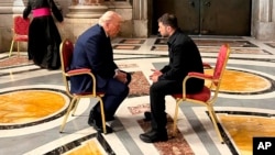 Владимир Зеленский менен Дональд Трамп. Ватикан. 26-апрель, 2025-жыл. Архивдик сүрөт.