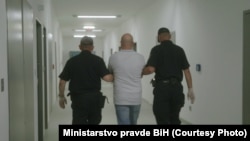 U Izvještaju Komiteta analizirana je i situacija u zatvorima u Bihaću, Mostaru i Sarajevu, kao i u državnom zatvoru BiH (na fotografiji zatvorenik u pratnji policije u državnom zatvoru, arhiva). Preporuke se, uglavnom, odnose na potrebu osiguravanja boljih uvjeta za smještaj zatvorenika.