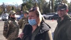 Людмила Дєєва розповідає журналістам про конфлікт на дорозі 16 жовтня