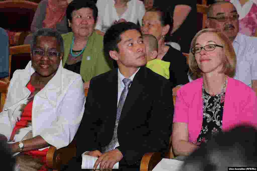 Посол США в Кыргызстане Памела Спратлен (слева)